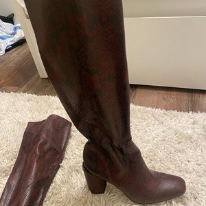 Snake skin boots! Size 7 1/2